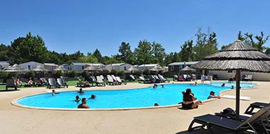 La piscine de l'espace aquatique et sa plage avec transats au camping Tastesoule près de Soulac