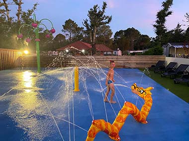 Jeux aquatiques en soirée pour les enfants au camping Tastesoule près de Soulac