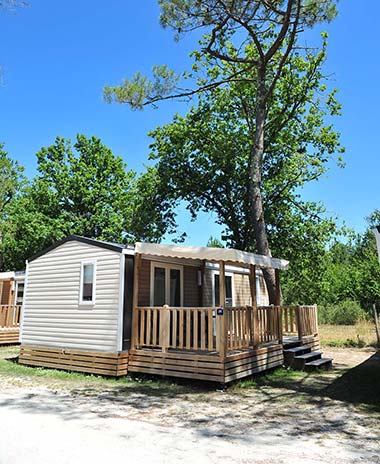 Terrasse en bois d'un Mobil-home au camping Tastesoule près de Soulac
