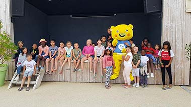 Spectacle avec les enfants etla mascotte du camping Tastesoule à Vensac
