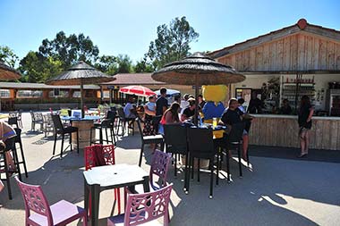 L aterrasse du bar du camping Tastesoule à Vensac dans le Médoc