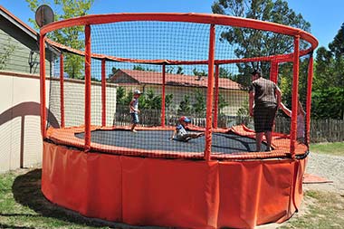 Trampolin e sur l'aire de jeux pour enfants au camping près de Soulac