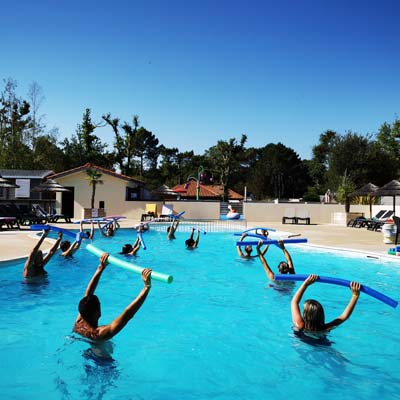 Séance d'aquagym dans l'espace aquatique du camping près de Soulac