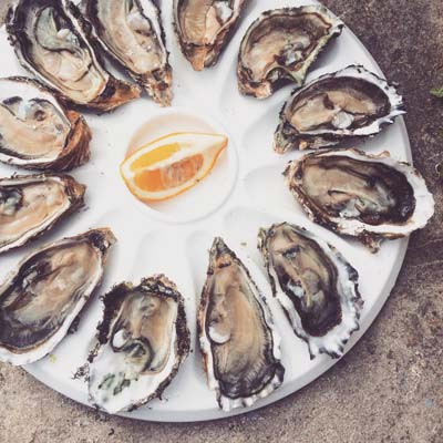 Assiette d'une douzaine d'huîtres  du Médoc au camping Tastesoule à Vensac