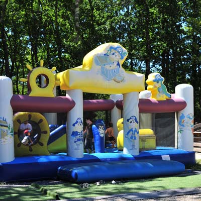 Jeu gonflable pour enfants au camping Tastesoule à Vensac près de Montalivet