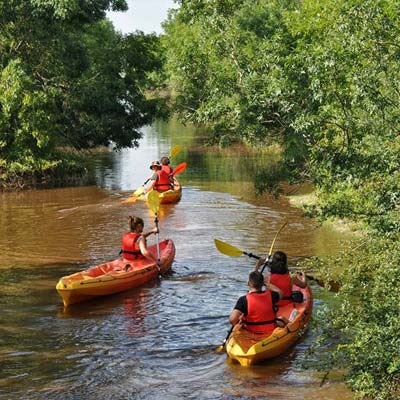 Canoë et kayak le long de la rivière près du camping Tastesoule dans le Médoc
