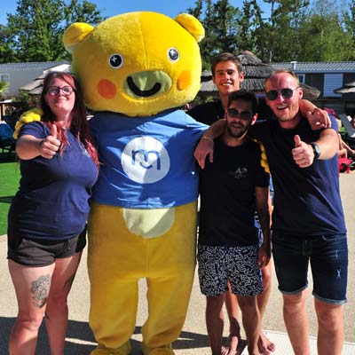 Mizzy la mascotte et l'équipe du camping Tastesoule près de Soulac
