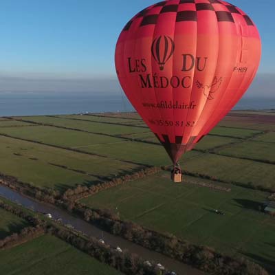 Montgolfière dans le ciel du Médoc près du camping Tastesoule à Vensac