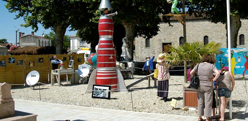 Les Mounaques, épouvantails et poupées traditionnels de Vensac dans le Médoc
