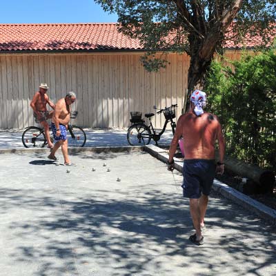 Partie de pétanque sur le boulodrome du camping à Vensac dans le Médoc