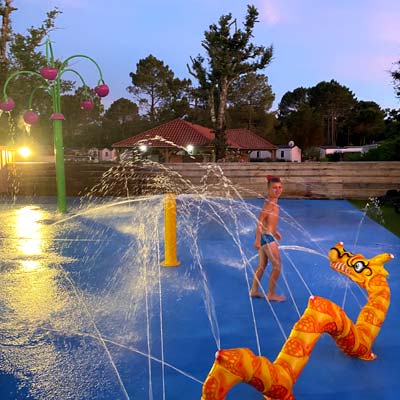 Jeux pour enfants et jets d'eau au camping Tastesoule à Vensac