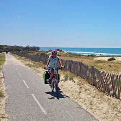 Piste cyclable le logn des plages de sable fins du Médoc près du camping Tastesoule