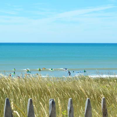 La dune et des surfeurs sur l'Atlantique près de Montalivet dans le Médoc