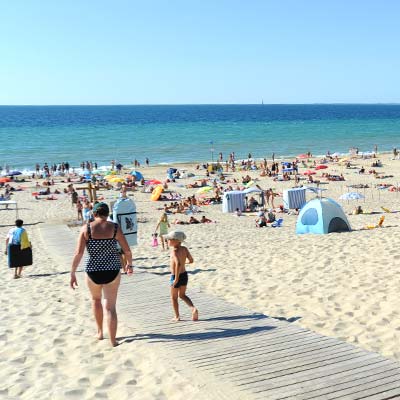 Plage se sable fin et océan atlantique près de Montalivet près du camping Tastesoule