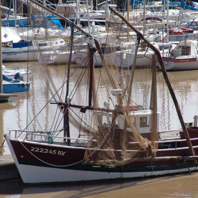 Bateau dans le port de plaisance de Pauillac proche du camping Tastesoule