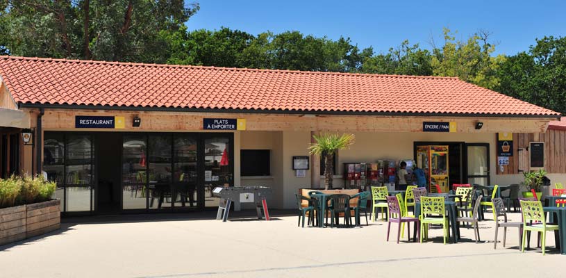 La terrasse du restaurant du camping près de Soulac dans le Médoc