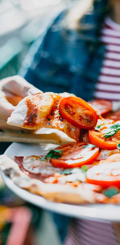 Part de pizza au snack du campin Tastesoule près de Soulac dans le Médoc