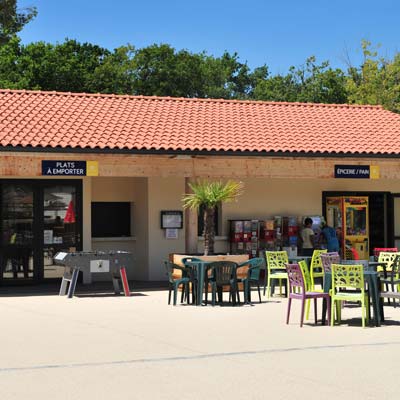 La terrasse du snack bar du camping Tastesoule près de Soulac dans le Médoc