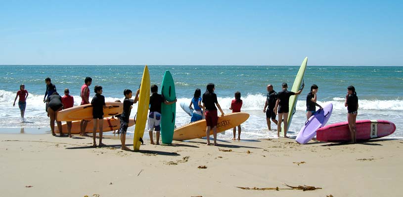 Surfeurs devant l'océan atlantique dans le Médoc proche du camping Tastesoule