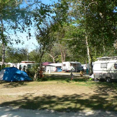 Camping-cars et tente sur emplacement de camping dans le Médoc