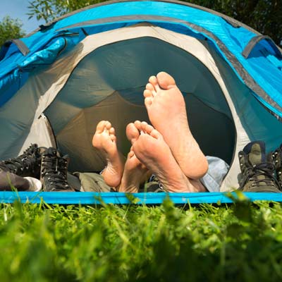 Paire de pieds de campeurs dans une tente au camping Tastesoule près de Soulac