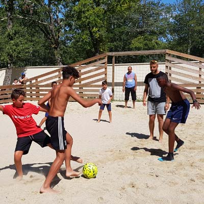 Partie de football entre jeunes au camping Tastesoule à Vensac dans le Médoc
