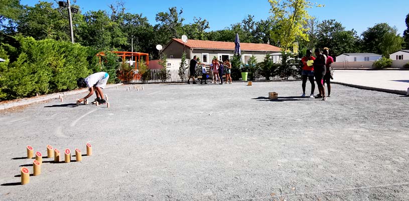 Boulodrome et partie de quilles au camping Tastesoule à Vensac dans le Médoc