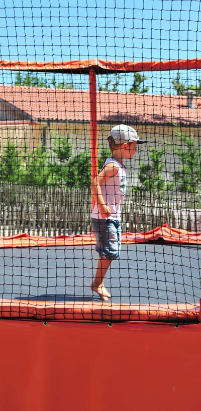 Enfnat sur un trampoline de l'aire de jeux du camping Tastesoule près de Soulac dans le Médoc