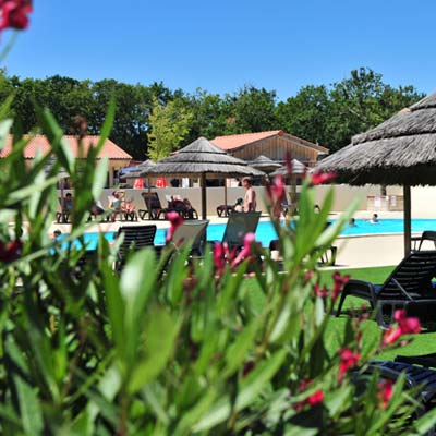 La piscine et kes transats de l'espace aquatique du camping Tastesoule dans le Médoc