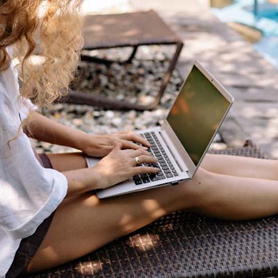 Jeune femme surfant sur internet avec Wifi au camping Tastesoule à Vensac